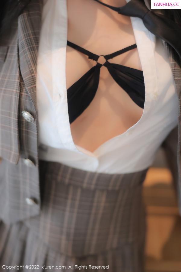 田冰冰  [XiuRen]高清写真图 2022.11.24 No.5902 田冰冰 制服美腿第14张图片